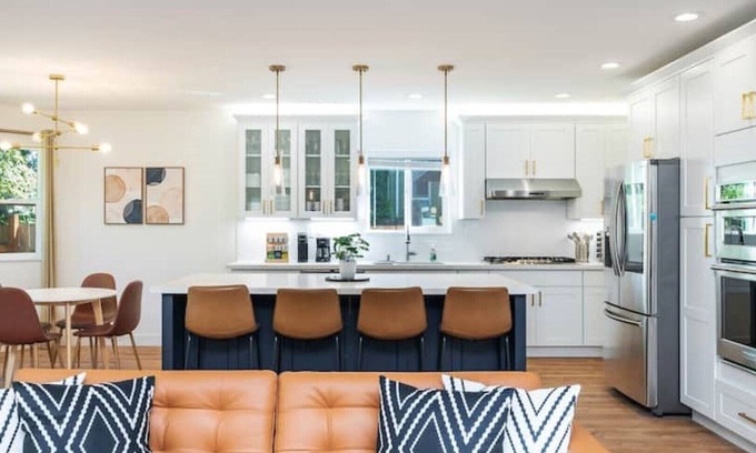 Central District House | 6B/4BA SFH in Leschi w/backyard 8 Beds Sleeps 16