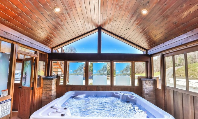 Hunter House | 6BR/7bath Luxury home Hot Tub in Hunter Catskills