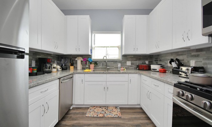 Astrodome House | 6BR Getaway Close To NRG & Downtown