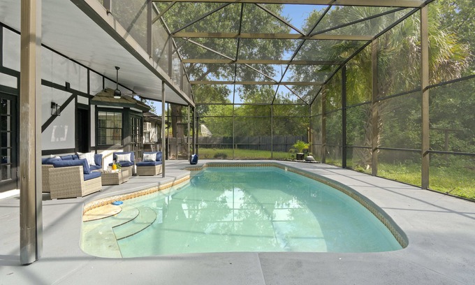 St. James Park House | 6BR Orlando Retreat | Pool, Fireplace & Family Fun
