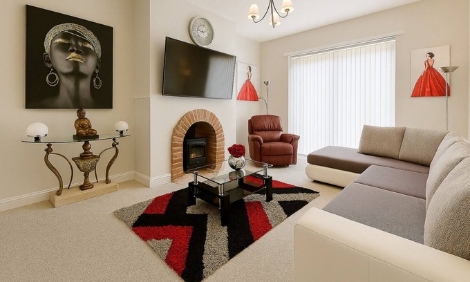 Old Trafford House | 7 Bed Holiday Home+WiFi+free Private Parking.Closest to football Ground+Downtown