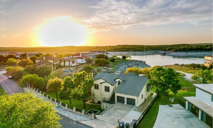 Highland Lake Estates House | 7 BR Lakefront Huge Estate-sleeps 14 adults+6/8 kids,boat dock,cliff jump+kayaks