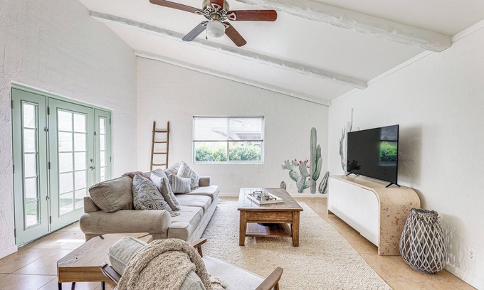 Fairway Gardens Townhouses House | 7 Mi to ASU: Family Retreat w/Pool Access