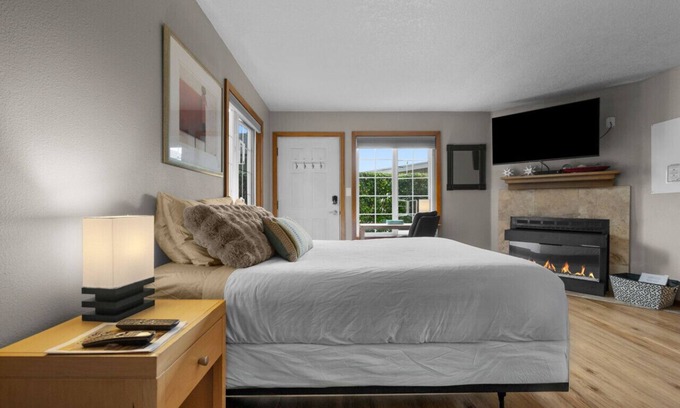 Downtown Cannon Beach Cottage | 7 Sandpiper Pier: Walk to Beach | Coastal Charm | Dog-Friendly