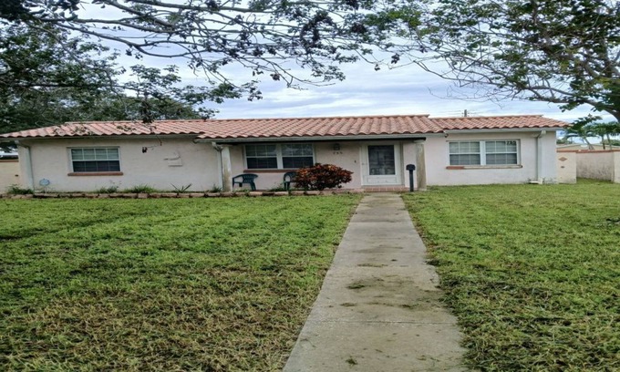 North East Park House | 755 40th Ave Pet Friendly Luxury St Petersburg Home