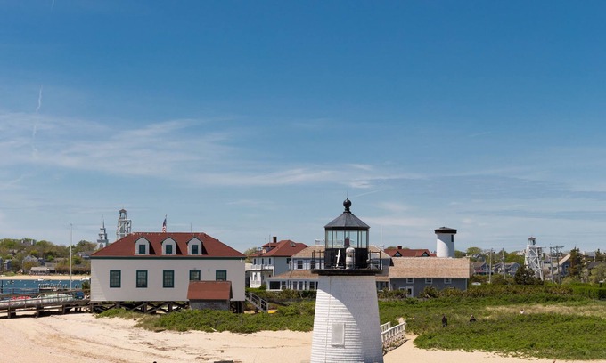 Nantucket Town Hotel | 76 Main Ink Press Hotel