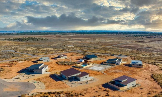 Kanab House | 8 Acre Estate I Swimming Pool & Hot Tubs I 8 Homes