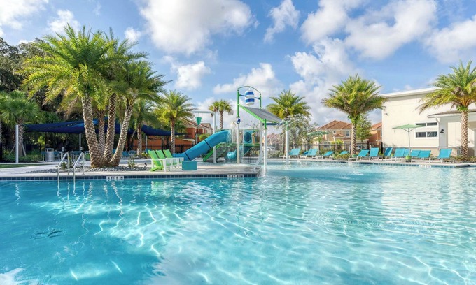 Veranda Palms House | 8-Bedroom Family Mansion with Pool and BBQ Grill