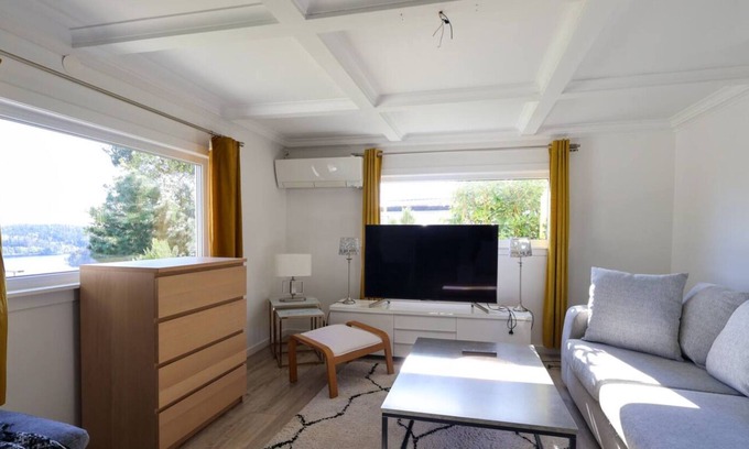 Molnlycke Apartment | 8 Beds Workers Dream Home - Free Parking - Wifi