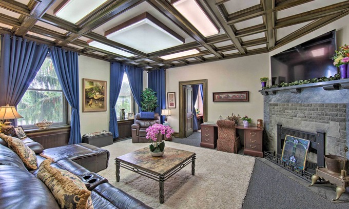 Annville House | 8 Mi to Hersheypark: Luxe Manor in Annville