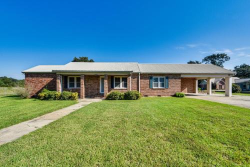 Broussard House | 8 Mi to Lafayette Dog-Friendly Home with Large Yard
