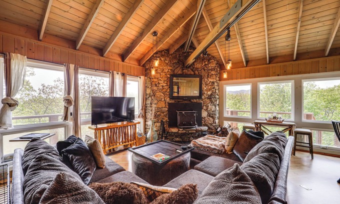 Seven Devils House | 8 Mi to Ski Slopes! Hot Tub Haven in Seven Devils