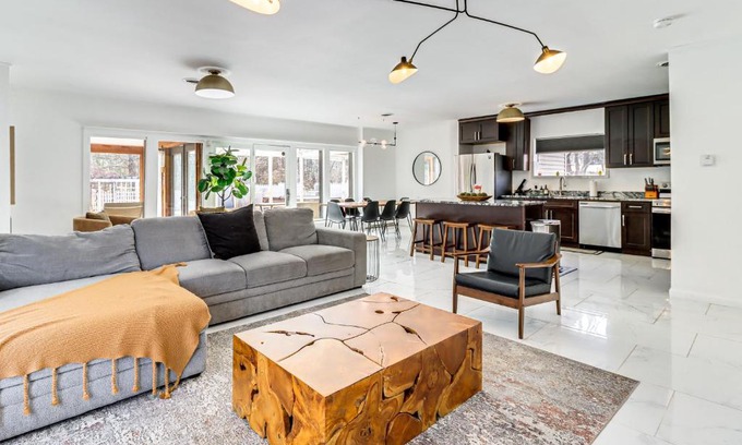 Mount Pocono House | 8 Mi to Slopes Family Escape with Hot Tub in Cresco