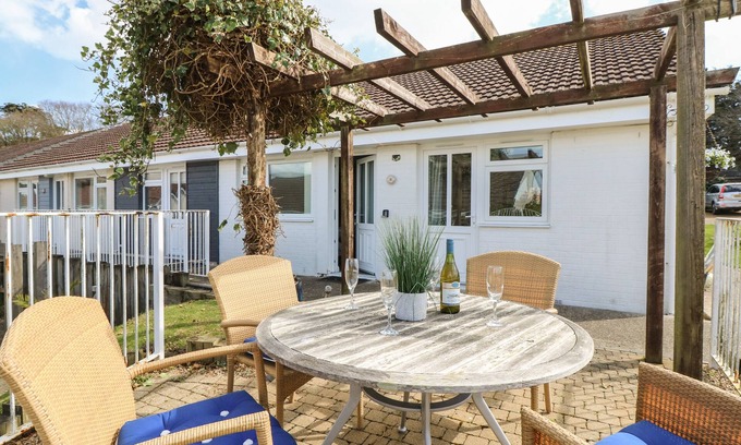 Yarmouth Cottage | 8 MUNDAY COTTAGES, country holiday cottage, with a garden in Yarmouth