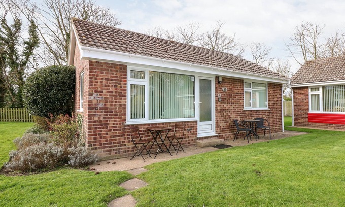 Mundesley Cottage | 8 ROYAL CHALET PARK, pet friendly, with a garden in Mundesley