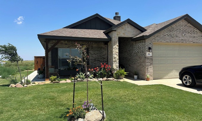 Wolfforth House | 806 House! 3/2 home in welcoming Wolfforth with AC, WIFI, TV, + filtered water