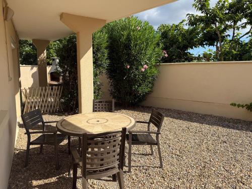 Portiragnes-Plage Apartment | 80m de la plage Appartement au rdc d'une maison 1 chambre 4 couchages cour LXRV9A