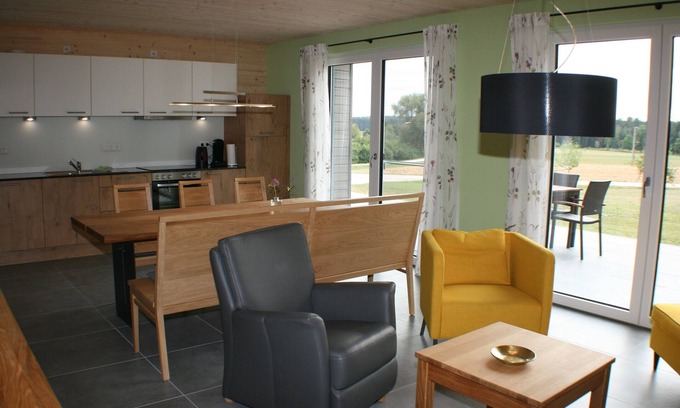 Aue Apartment | 86qm-große Komfort-Ferienwohnung im Erdgeschoss mit großer Terrasse, gut geeignet für Allergiker, schöne Aussicht
