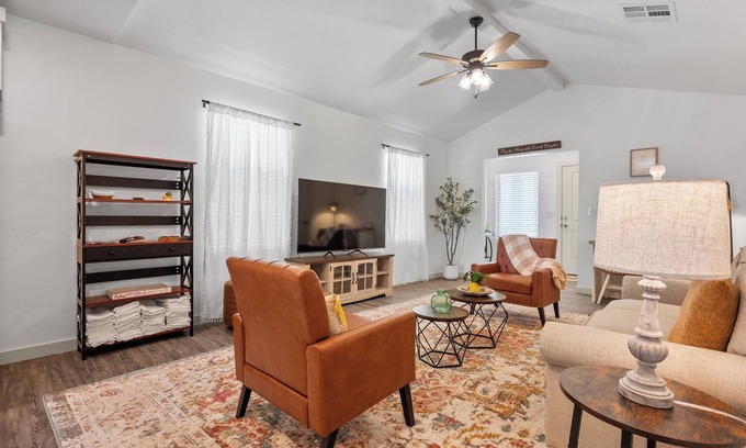 Southgate House | 88 Urban Nook , Cozy 3BR , Sleeps 6 , Grill , Pets + Fenced Yard