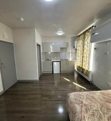 Loxford Apartment | 8A Chapel