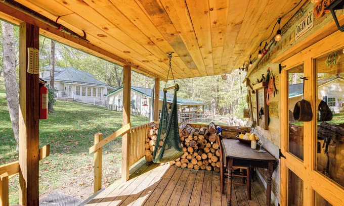 Tannersville Cabin | 9 Mi to Creeper Trail: Woodsy Abingdon Cabin