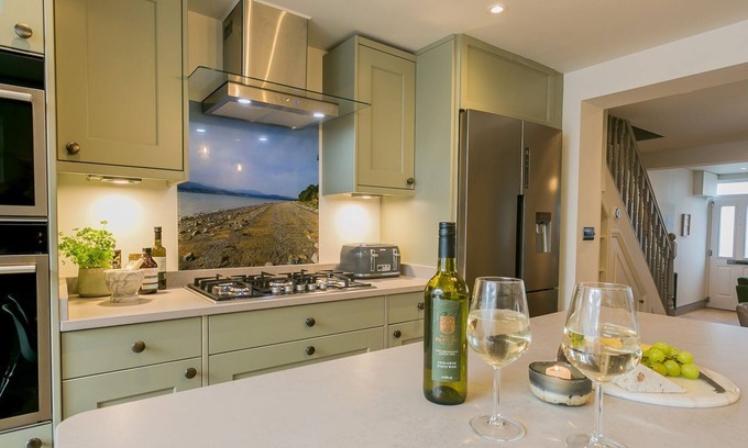 Beaumaris Cottage | 9 Rose Hill - a town that sleeps 6 guests in 3 bedrooms