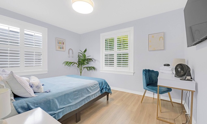 Southbank House | 919- Single Level Home, San Marco, Central, Convenient to Shops, Pets Ok