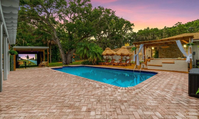 Largo Villa | 9BR Heated Pool Hot Tub Golf Simulator Games