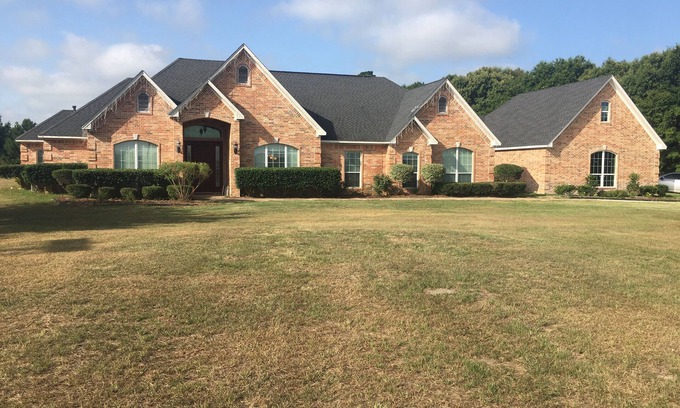 Flint House | A 4 bedroom beautiful custom home located 5 miles away from downtown Tyler, Tx.