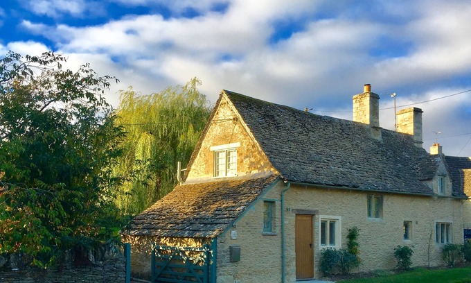 Southrop Cottage | A 5* Star Award winning Cotswold Cottage dating from 1670, with Eco credentials