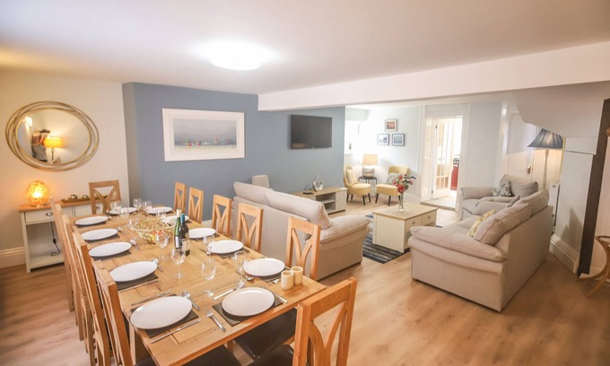 Teignmouth House | A 6 bedroom property, 2 minute walk to the sea front, beach and restaurants.