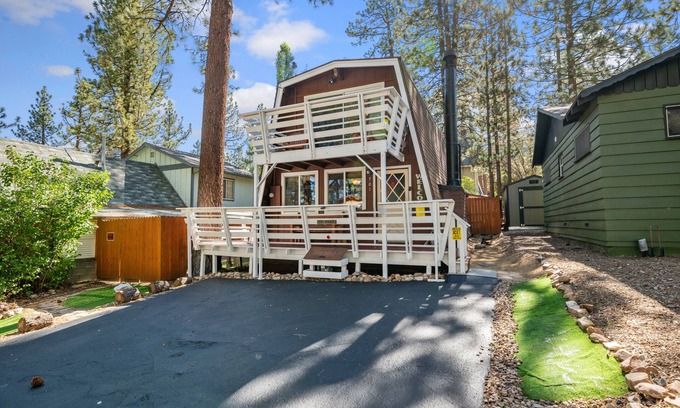 Big Bear Lake House | A Beary Happy Cabin - Walk to Lake & Village, Fireplace, Deck, Barbecue