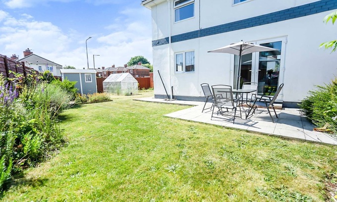 Cleethorpes House | A beautiful 3 bed semi detached house. Private driveway up to three vehicles.