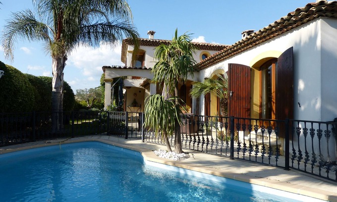 Saint-Cyr-sur-Mer Apartment | A calm charming place, close to everything.