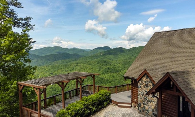 Old Fort House | A Celestial Chalet Pets, Hot Tub & Mountain View