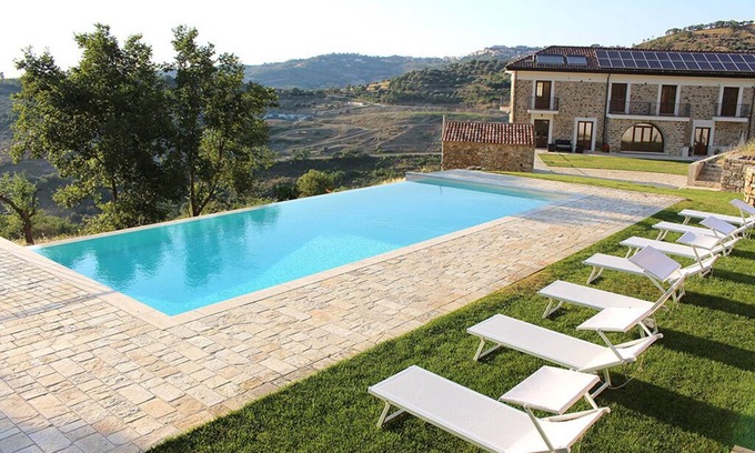 Torchiara Villa | A characteristic countryhouse in local stone immersed in the Cilento vineyards