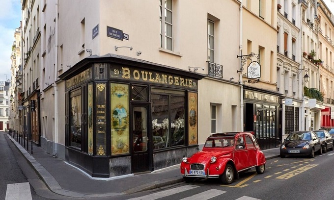 Enfants-Rouges Apartment | A CLASSIC FRENCH CHARM PERFECTLY OVERLOOKING THE ICONIC PLACE DE LA RÉPUBLIQUE.