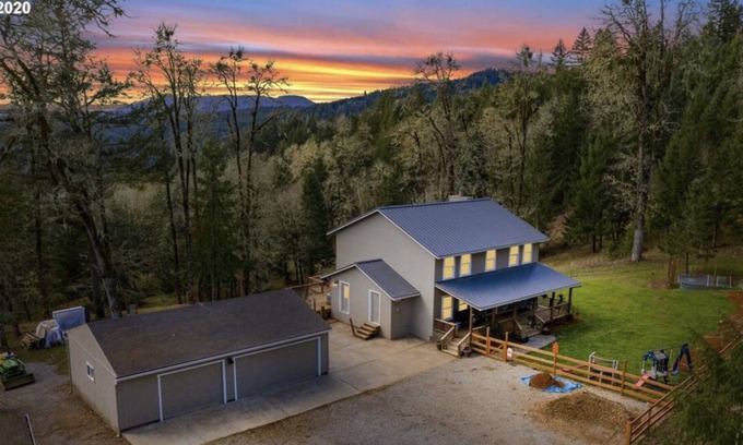 McMinnville House | A comfortable and peaceful retreat nestled in the foothills of the coast range.