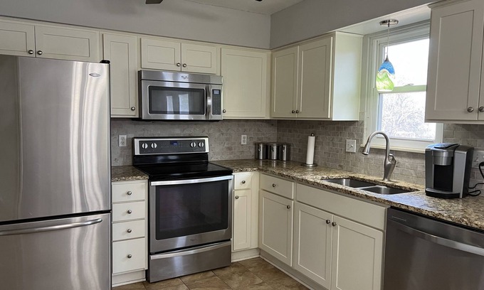 Lee's Summit House | A comfortable quiet place