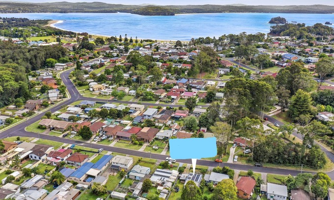Batehaven House | A comfy place and only 600 metres to the beach. Dog friendly