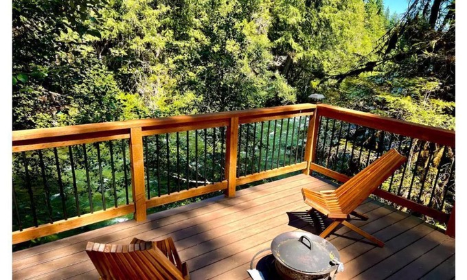 McKenzie Bridge Cabin | A cozy, comfortable cabin next to Mckenzie River