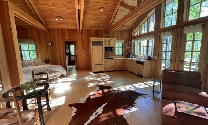 Sun Valley Apartment | A Cozy Cottage With A King size Bed + A Fire Place