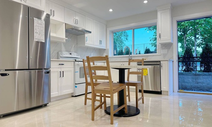 Arbutus Ridge House | A cozy second-floor room for staying (W)