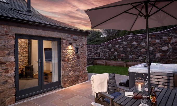 Paignton House | A fabulous one-bedroom barn conversion with hot tub in the heart of the countryside near Stoke Gabri