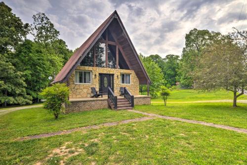 Benton House | A-Frame Cabin with Hot Tub, Walk to Kentucky Lake!