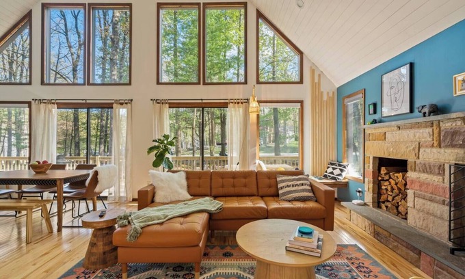 East Stroudsburg Ski Chalet | A-Frame | Hot Tub | Hike | Firepit | Design