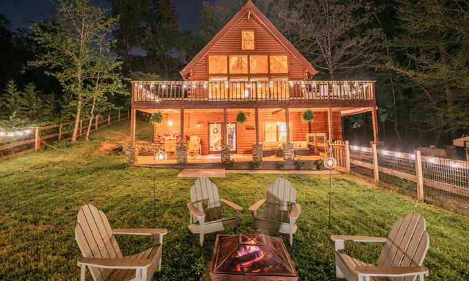 Gainesville Cabin | A-Frame w/Hot Tub, K beds +more!