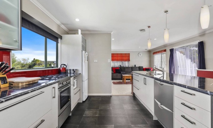 Taupo House | A Great place to stay - The Kaka Bach in Central Taupo