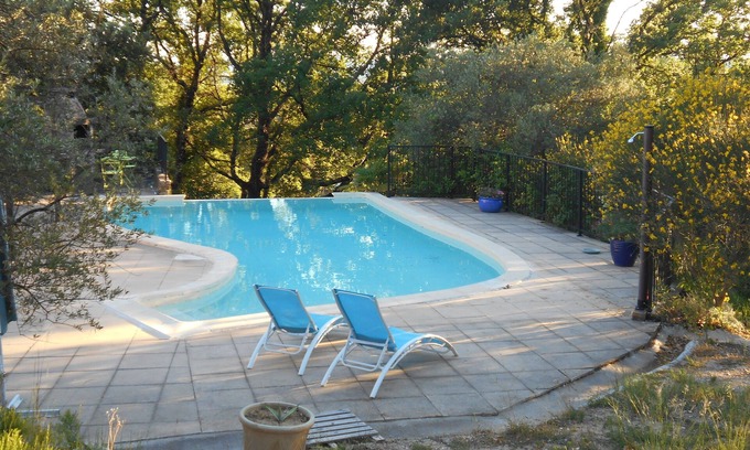 Collorgues Apartment | A haven of peace surrounded by nature. One bedroom, air conditioning, swimming pool .