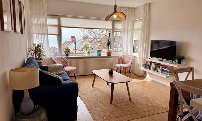 Isle of Grain Apartment | A hidden gem, just 4 minutes from the beach & lively shops & bars of Leigh Town,